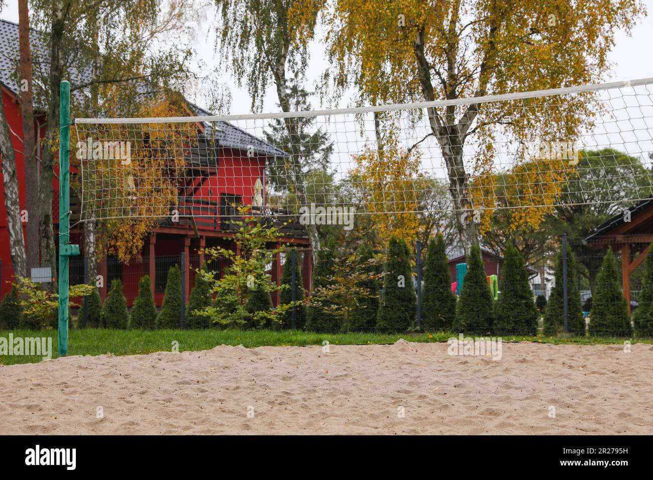 Terrain de volley-ball de plage avec filet près des arbres et des bâtiments Banque D'Images