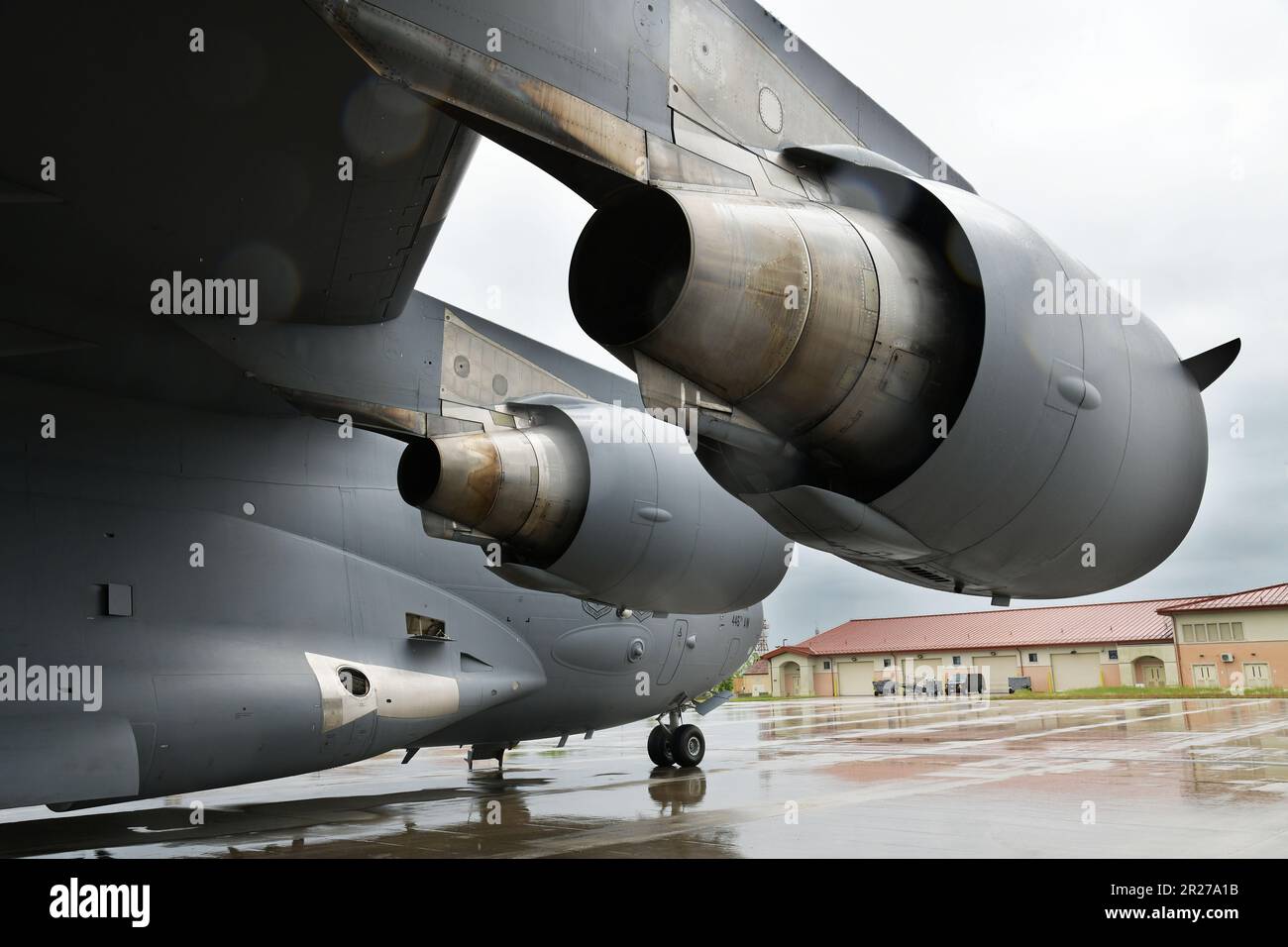 Un avion Globemaster III de C17 a été affecté à la base conjointe Lewis–McChord Washington (États-Unis) de 62nd AW en vue d'un exercice conjoint d'entrée forcée en Grèce au cours de l'exercice Swift Response 2023, à la base aérienne d'Aviano, à Pordenone, en Italie, au 12 mai 2023. SWIFT Response 23 est l'un des trois exercices majeurs qui constituent l'emploi dynamique des forces en Europe pour la dissuasion de l'OTAN et l'état de préparation amélioré 2023 ou DÉFENSEUR dans les régions de la mer Baltique et de la Méditerranée. SWIFT Response est conçu pour s'assurer que les forces crédibles au combat sont prêtes et postées sur le théâtre pour répondre à toute menace contre NA Banque D'Images