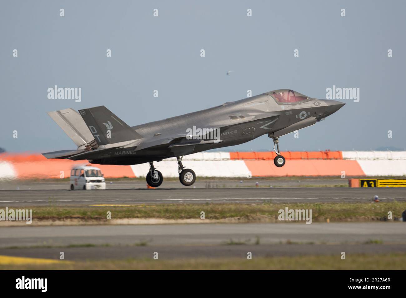 A ÉTATS-UNIS Corps de marine F-35B un avion Lightning II avec l'escadron d'attaque de chasseurs de Marine (VMFA) 242 prend son envol de la station aérienne du corps de Marine Iwakuni, Japon, 11 mai 2023. La VMFA-242 effectue régulièrement des opérations de vol afin de maintenir un niveau élevé de compétence tactique et de préparation des escadrons dans la région Indo-Pacifique. (É.-U. Photo du corps marin par lance Cpl. Samantha Rodriguez) Banque D'Images