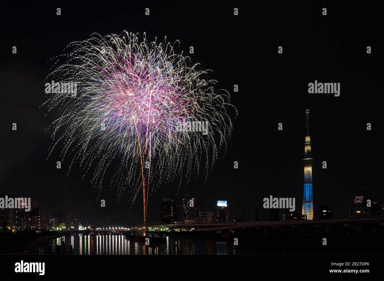 Tokyo Sky Tree et Sumida River Fireworks Festival Banque D'Images
