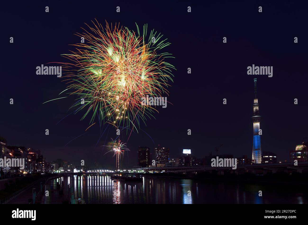 Tokyo Sky Tree et Sumida River Fireworks Festival Banque D'Images