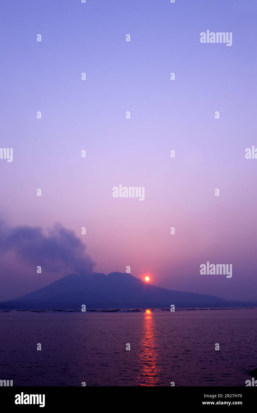 Coucher de soleil de Sakurajima depuis la ville de Tarumizu Banque D'Images