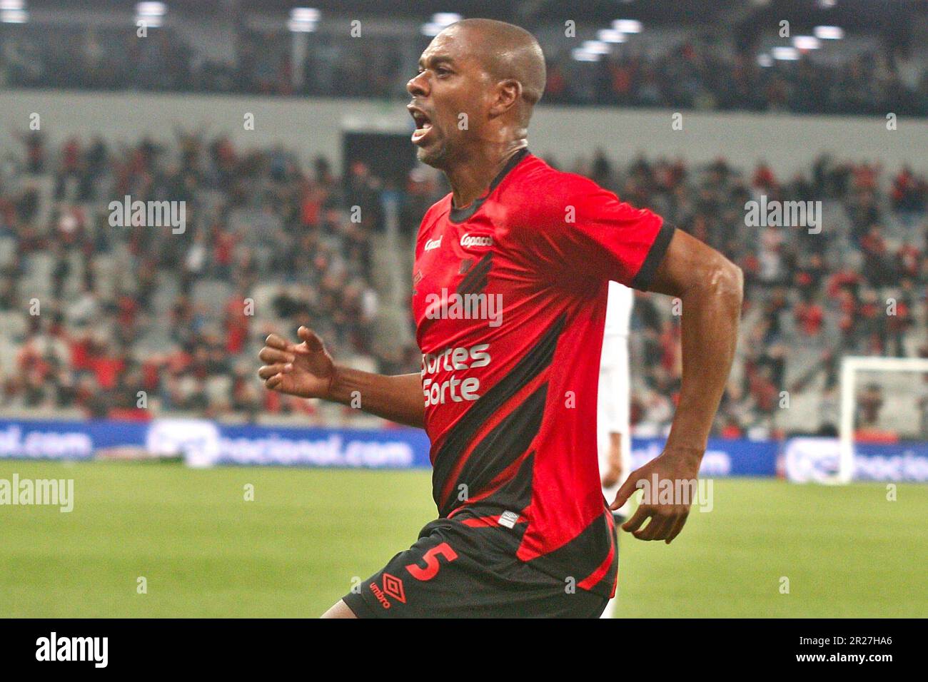 PR - CURITIBA - 05/17/2023 - COPA DO BRASIL 2023, ATHLETICO-PR X BOTAFOGO - Fernandinho player of Athletico-PR celebrates his goal during a match against Botafogo at the Arena da Baixada stadium for the 2023 Copa do Brasil championship. Photo: Gabriel Ax/AGIF (via AP) Banque D'Images