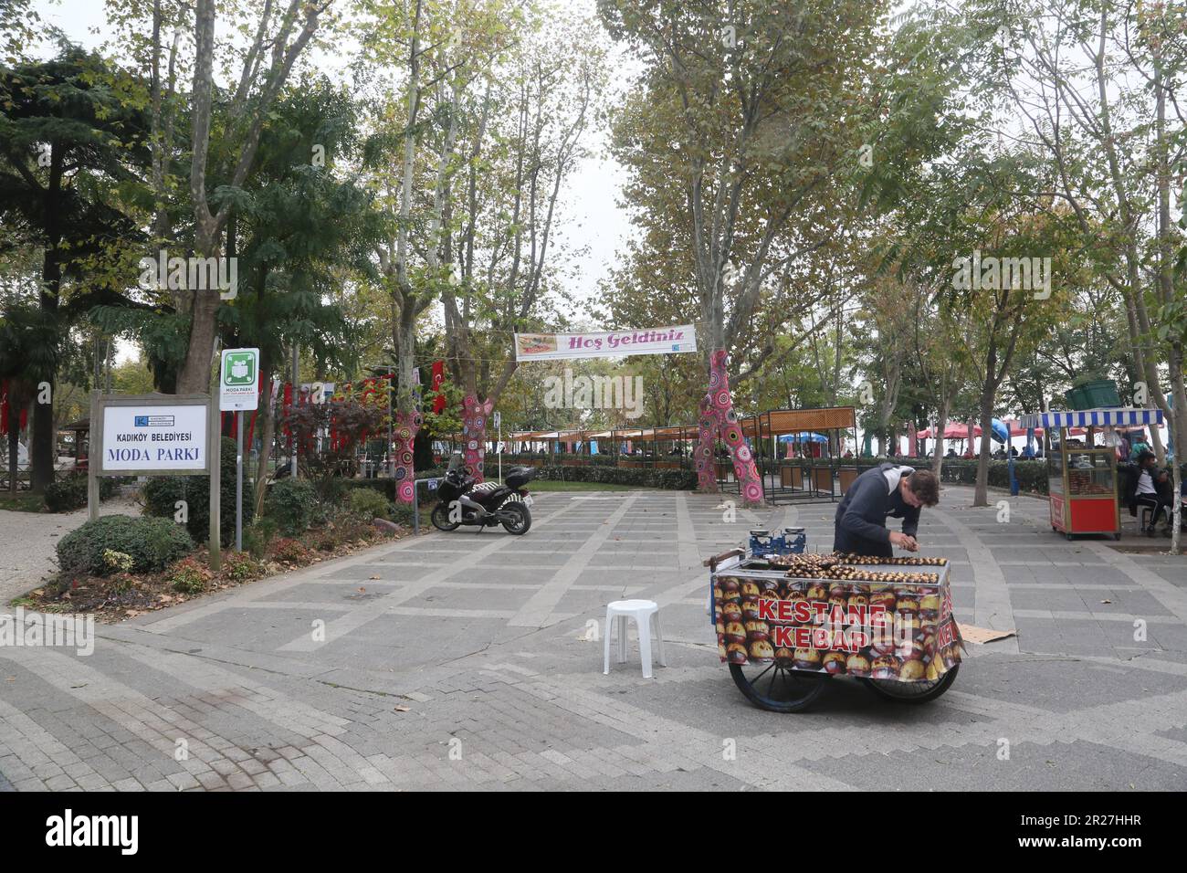 ISTANBUL, TURQUIE - OCTOBRE 31 : vendeur traditionnel de rue châtaignier sur la côte de Moda sur 31 octobre 2019 à Istanbul, Turquie. Banque D'Images