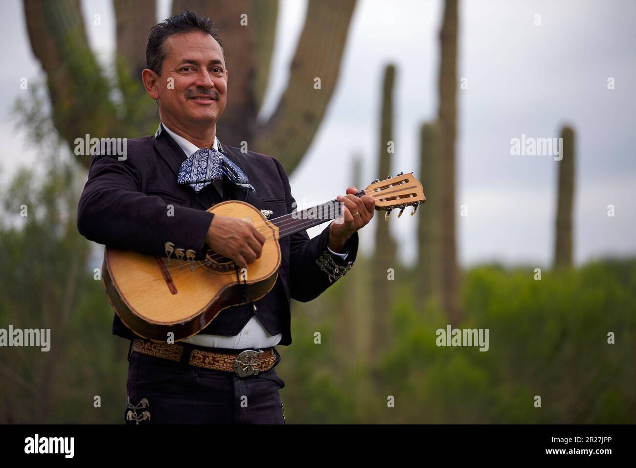 Homme hispanique jouant une vihuela dans le désert de Sonoran, faisant partie d'un groupe de mariachi. Tucson, Arizona. Gros plan. Banque D'Images