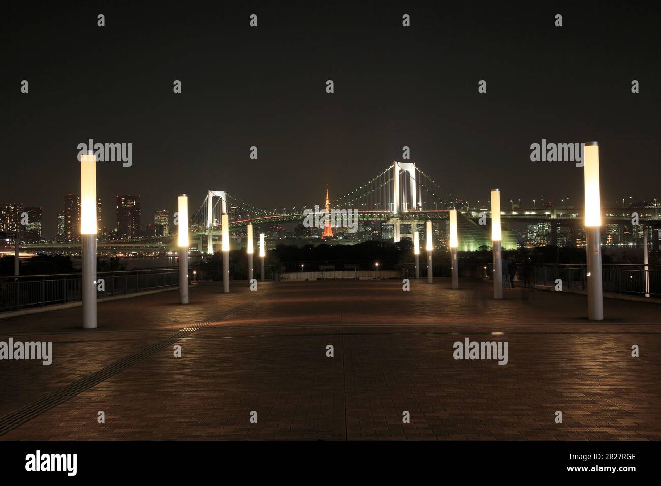 Rainbow Bridge et Tokyo Tower vus d'Odaiba Banque D'Images