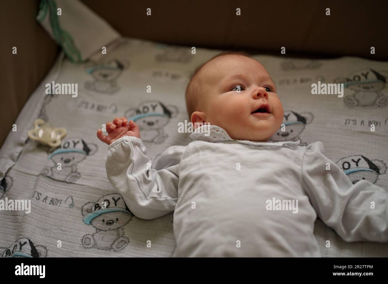 Portrait de petite fille allongé sur le canapé Banque D'Images