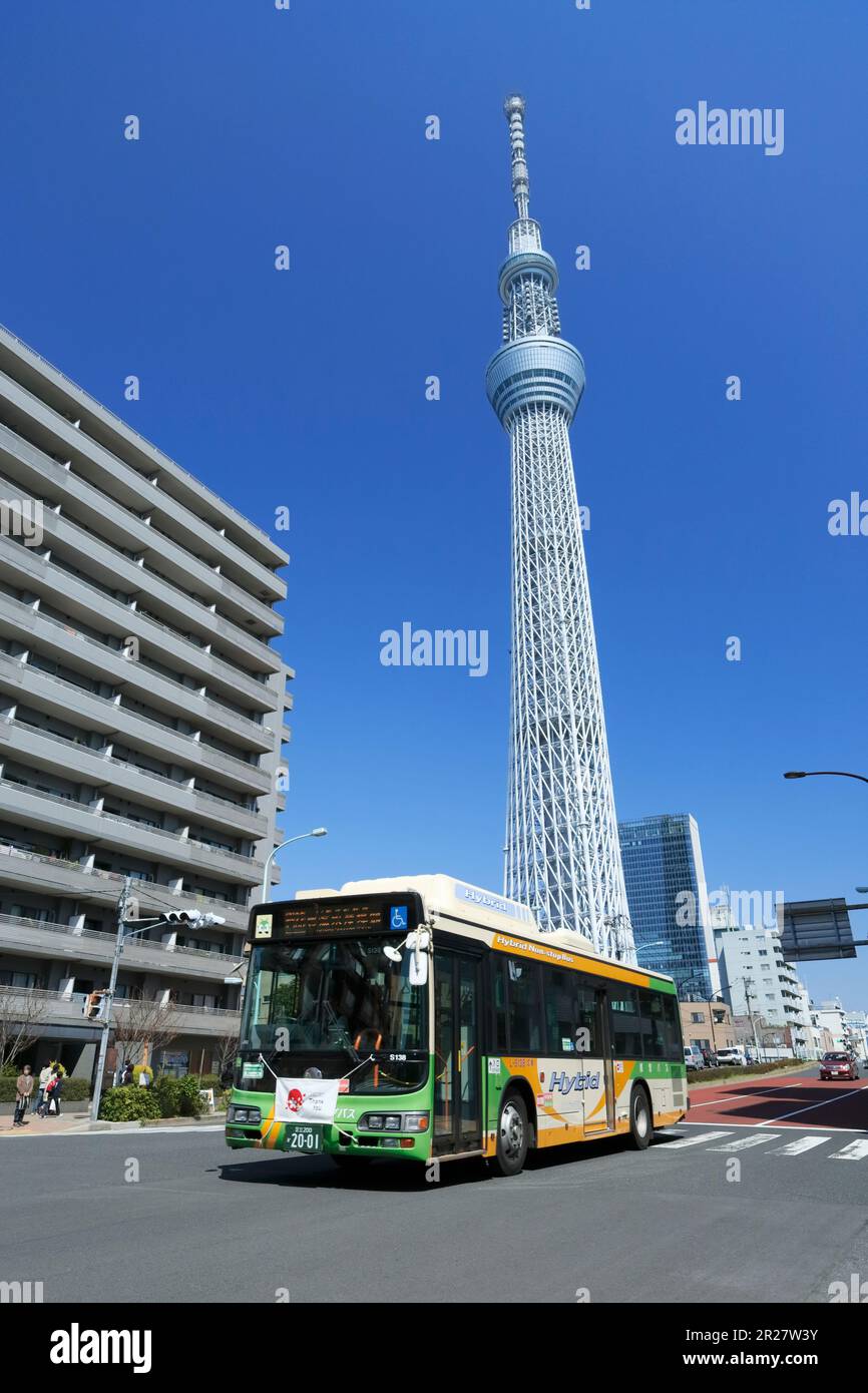 Bus urbain hybride au rez-de-chaussée et Sky Tree de Tokyo Banque D'Images