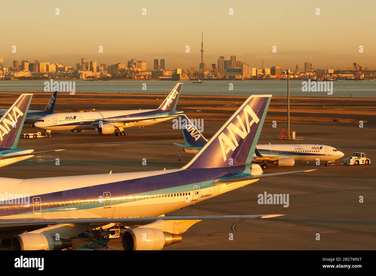 Avions à l'aéroport de Haneda et Sky Tree le matin au soleil Banque D'Images