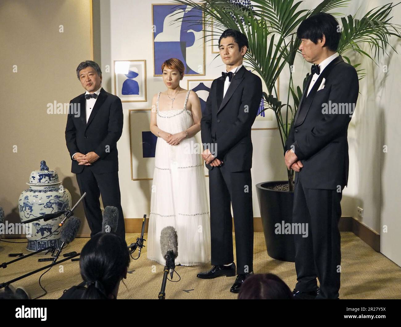 (From L) Palme d'Or vainqueur et réalisateur japonais de renommée internationale Hirokazu Koreeda, actrice Sakura Ando, comédienne Eita Nagayama et dramaturge Yuji Sakamoto parlent à la presse après la projection officielle de leur film 'Kaibutsu' (Monster) au Festival du film de Cannes 76th, dans le sud de la France, sur 17 mai 2023. (Kyodo)==Kyodo photo via crédit: Newscom/Alay Live News Banque D'Images