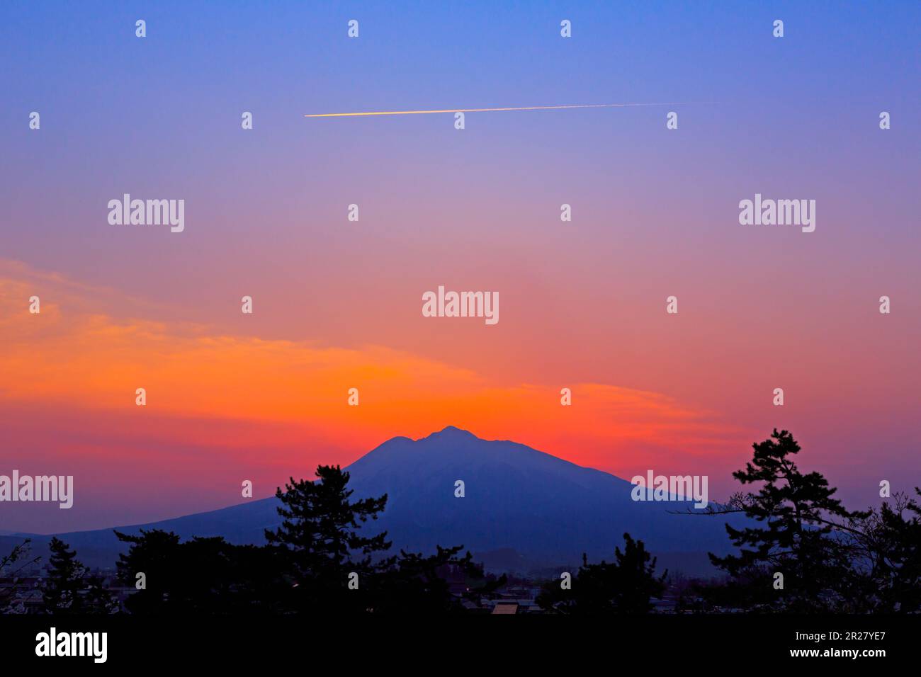 Mont Iwaki, coucher de soleil et contrail vus depuis le parc Hirosaki Banque D'Images