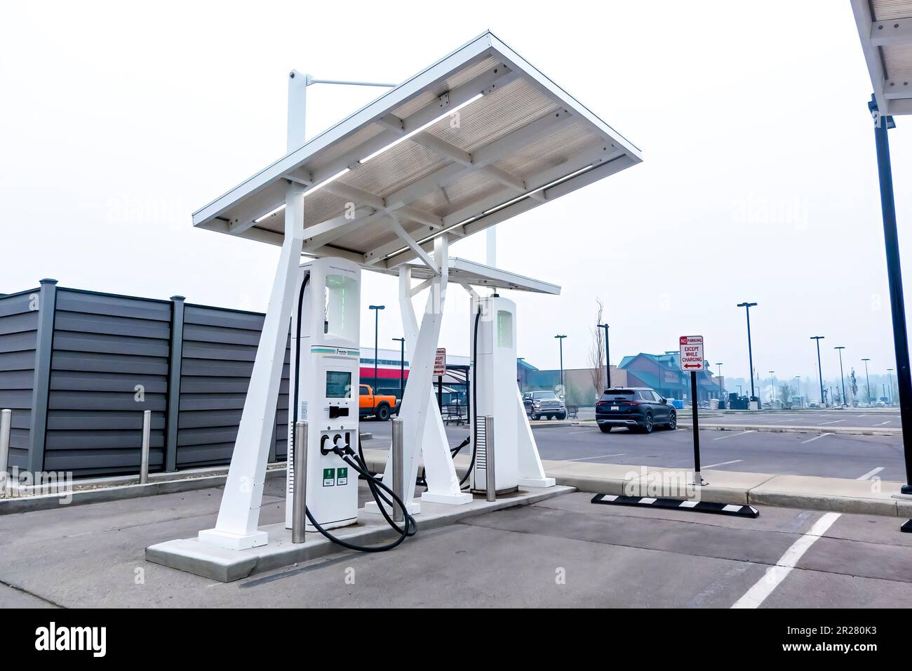 Calgary, Alberta, Canada. 17 mai 2023. Un poste de charge de voiture électrique. Banque D'Images