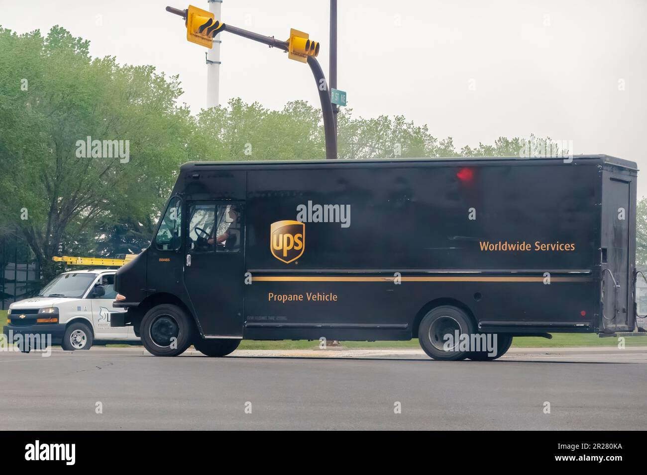 Calgary, Alberta, Canada. 17 mai 2023. Un gros camion de livraison UPS sur le trajet. Banque D'Images