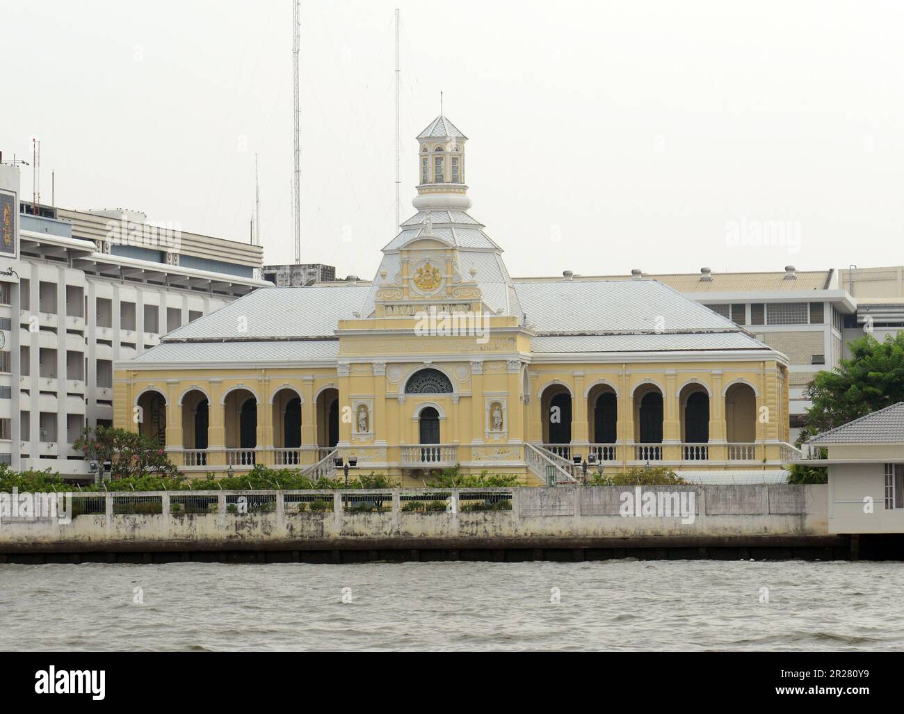 Bâtiment Sunanthalai (bâtiment historique du séminaire royal) à l'école Rajini située sur les rives de la rivière Chao Phraya à Bangkok, en Thaïlande. Banque D'Images