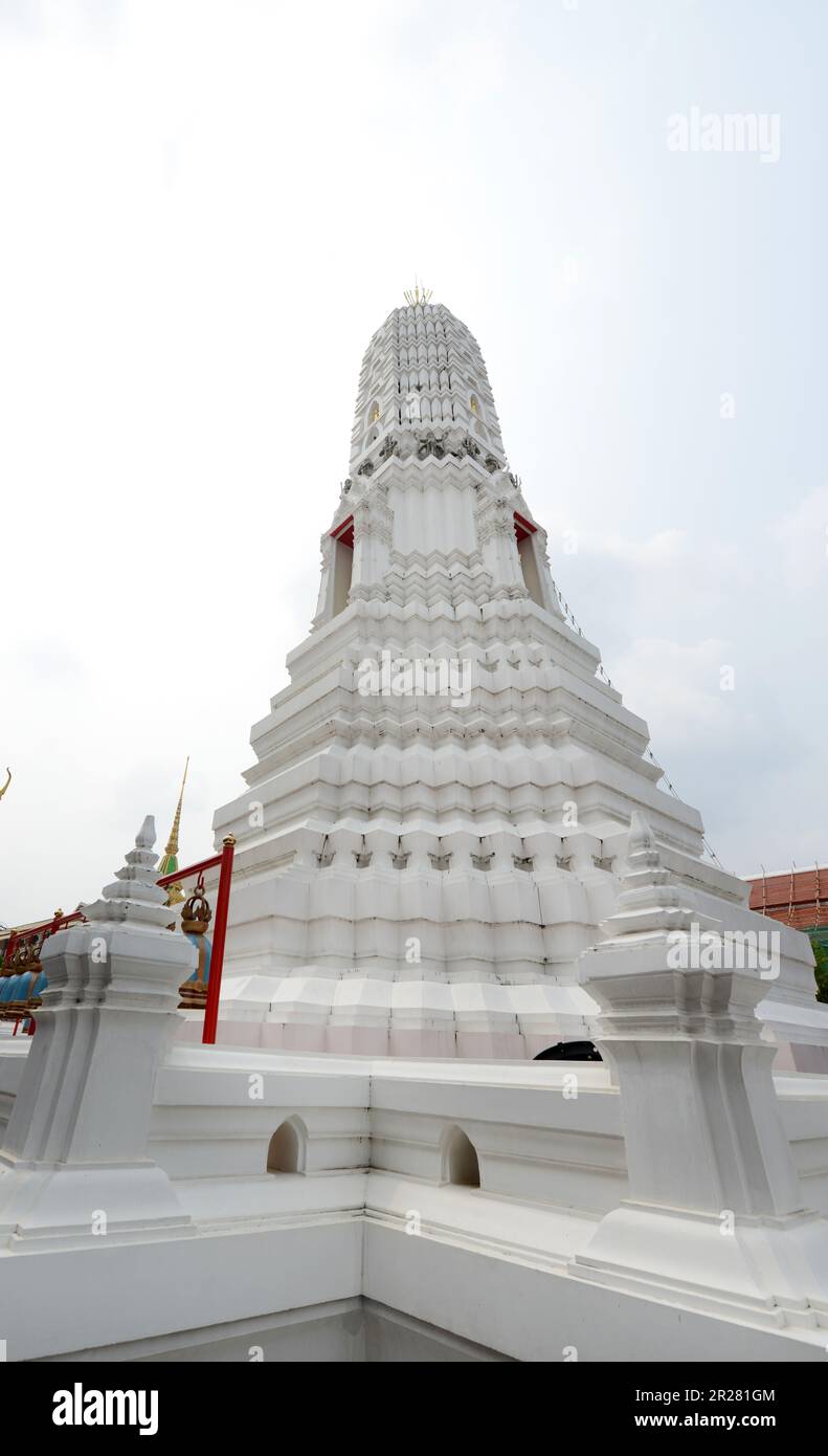 Wat Rakhangkhositaram sur les rives de la rivière Chao Phraya à Bangkok, en Thaïlande. Banque D'Images