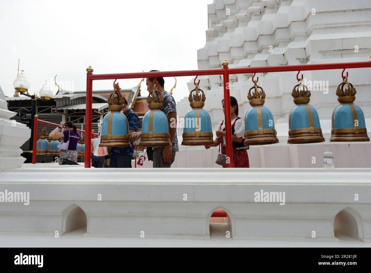 Wat Rakhangkhositaram sur les rives de la rivière Chao Phraya à Bangkok, en Thaïlande. Banque D'Images