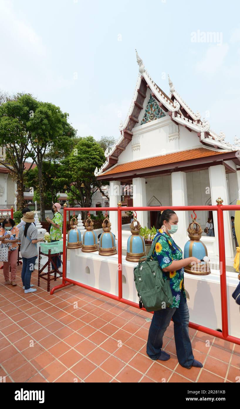 Wat Rakhangkhositaram sur les rives de la rivière Chao Phraya à Bangkok, en Thaïlande. Banque D'Images