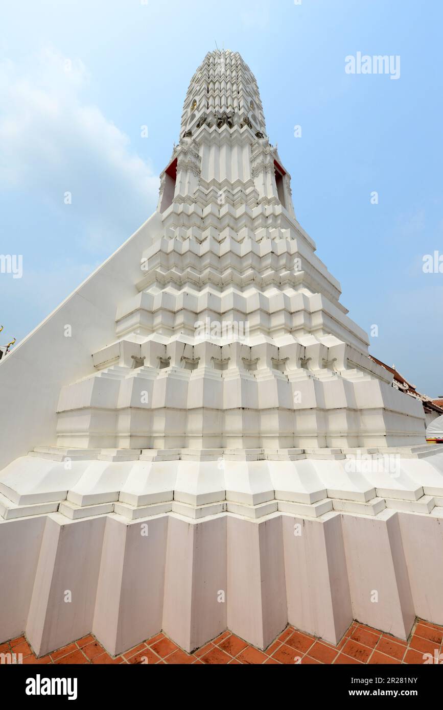 Wat Rakhangkhositaram sur les rives de la rivière Chao Phraya à Bangkok, en Thaïlande. Banque D'Images