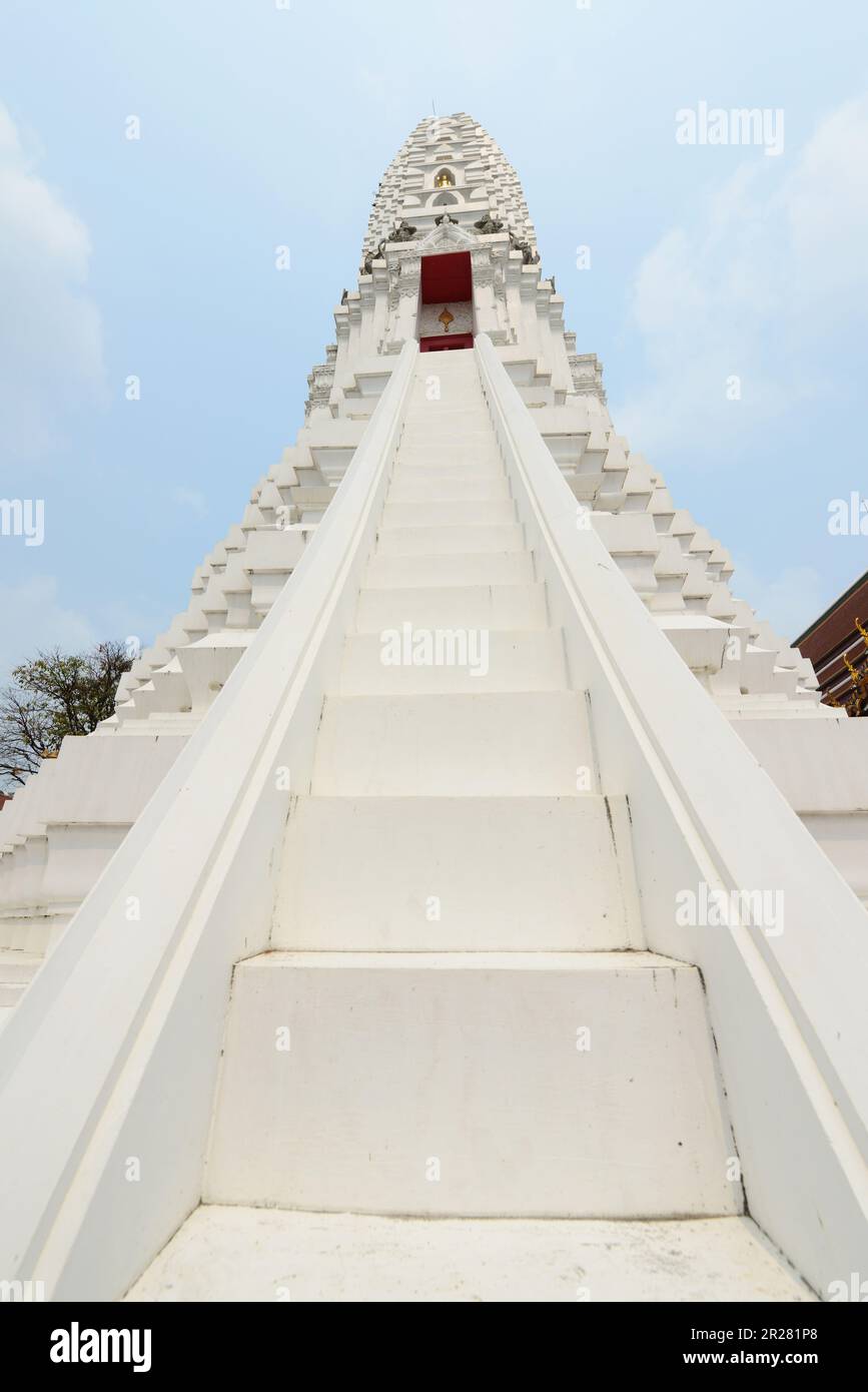 Wat Rakhangkhositaram sur les rives de la rivière Chao Phraya à Bangkok, en Thaïlande. Banque D'Images