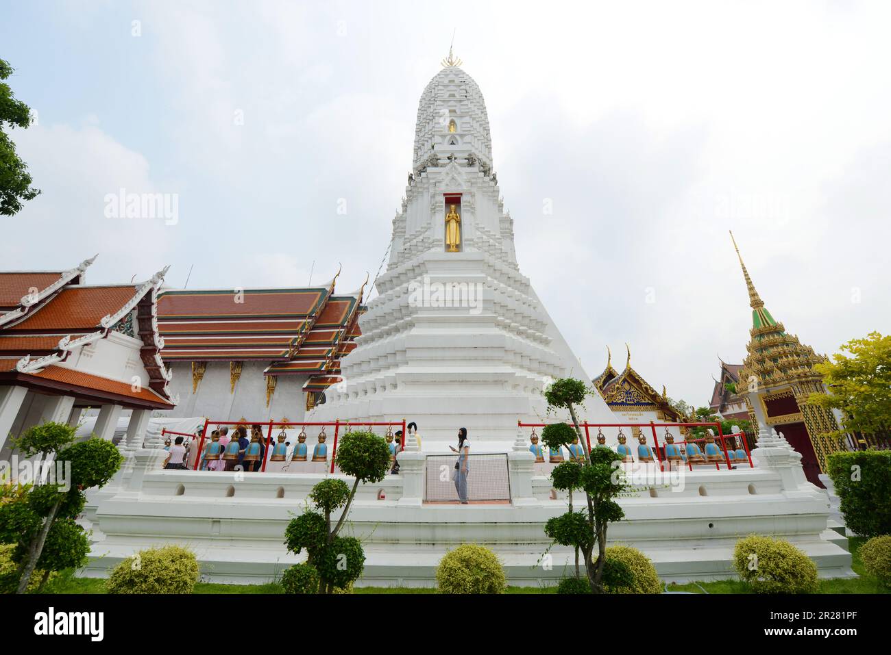 Wat Rakhangkhositaram sur les rives de la rivière Chao Phraya à Bangkok, en Thaïlande. Banque D'Images