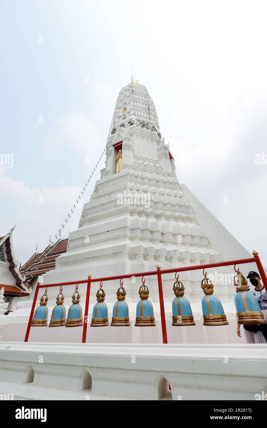 Wat Rakhangkhositaram sur les rives de la rivière Chao Phraya à Bangkok, en Thaïlande. Banque D'Images