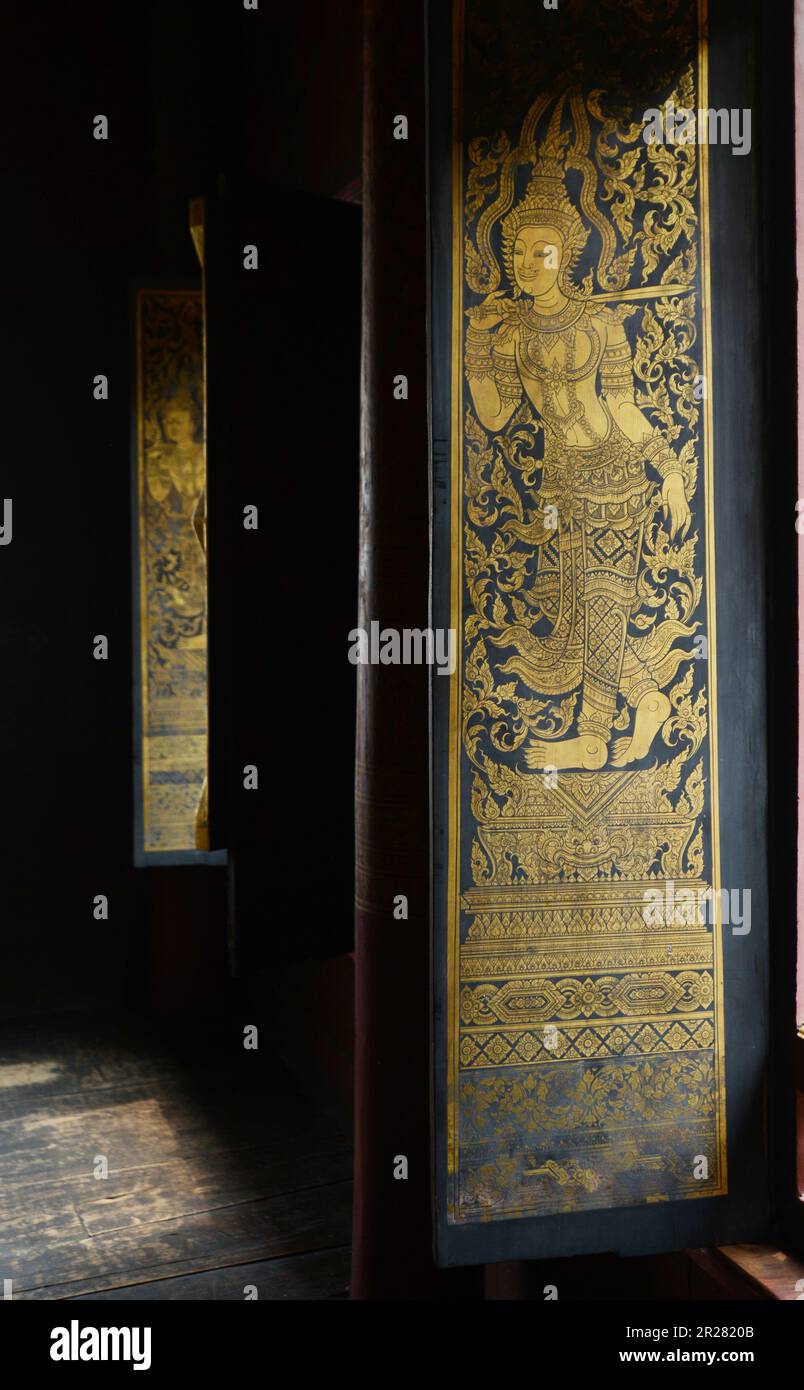 Wat Rakhangkhositaram sur les rives de la rivière Chao Phraya à Bangkok, en Thaïlande. Banque D'Images
