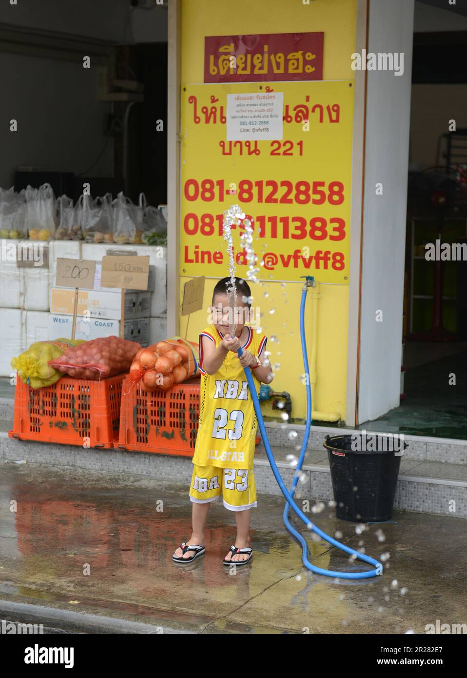 Des enfants thaïlandais éclaboussant de l'eau pendant le festival Songkran à Bangkok, en Thaïlande. Banque D'Images