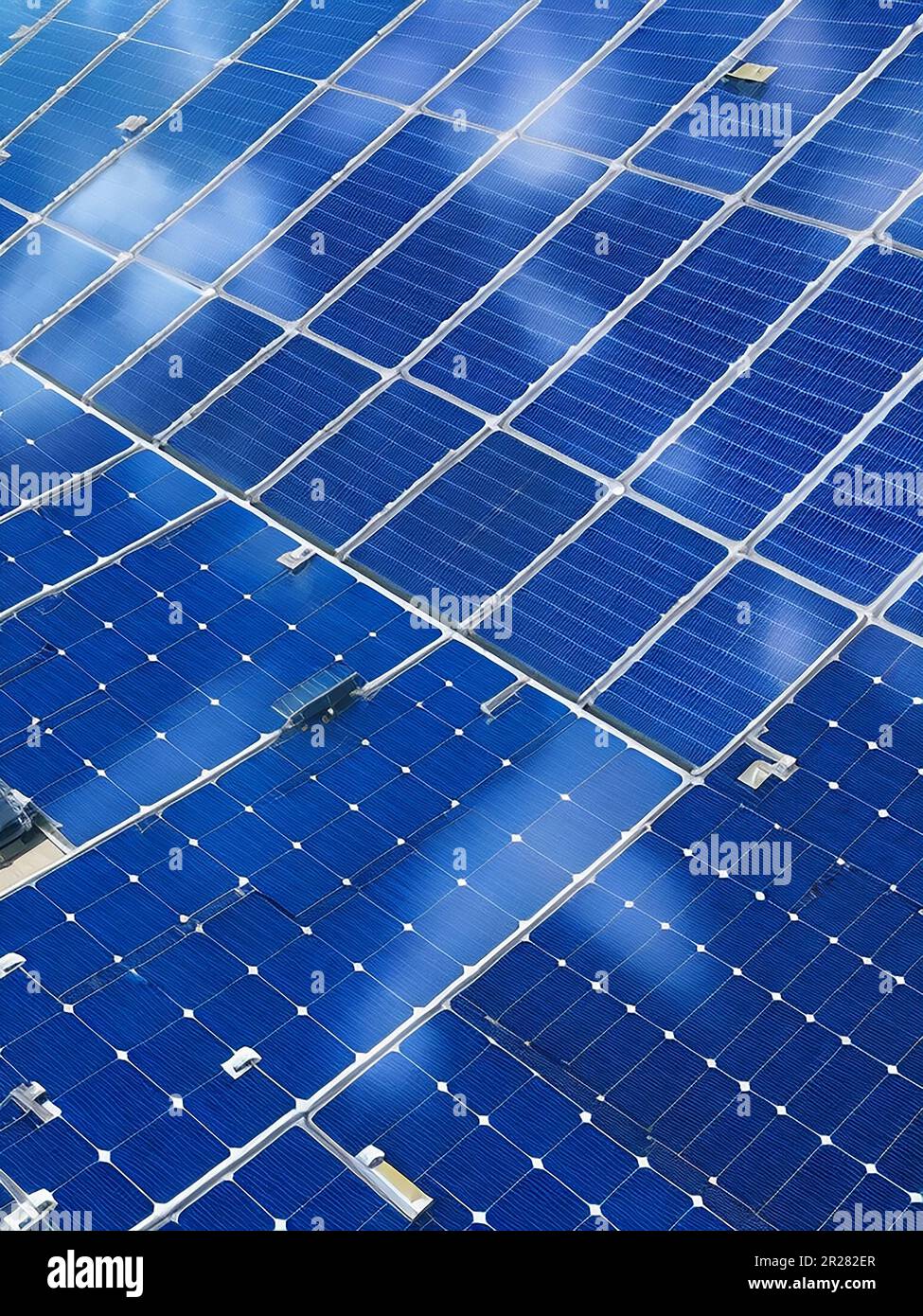 Système de panneaux de cellules solaires gros plan, source d'électricité alternative, centrale solaire, énergie, protection de l'environnement, économie de lumière avec la lumière du soleil Banque D'Images