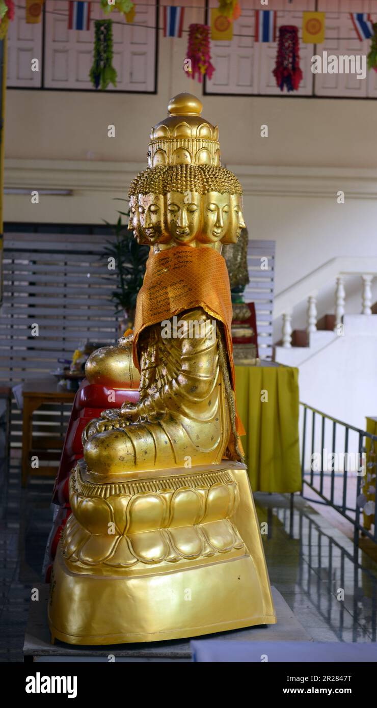 Une statue de Bouddha de front de mult à Wat Sao Thong Thong, Koh Kret, Thaïlande. Banque D'Images