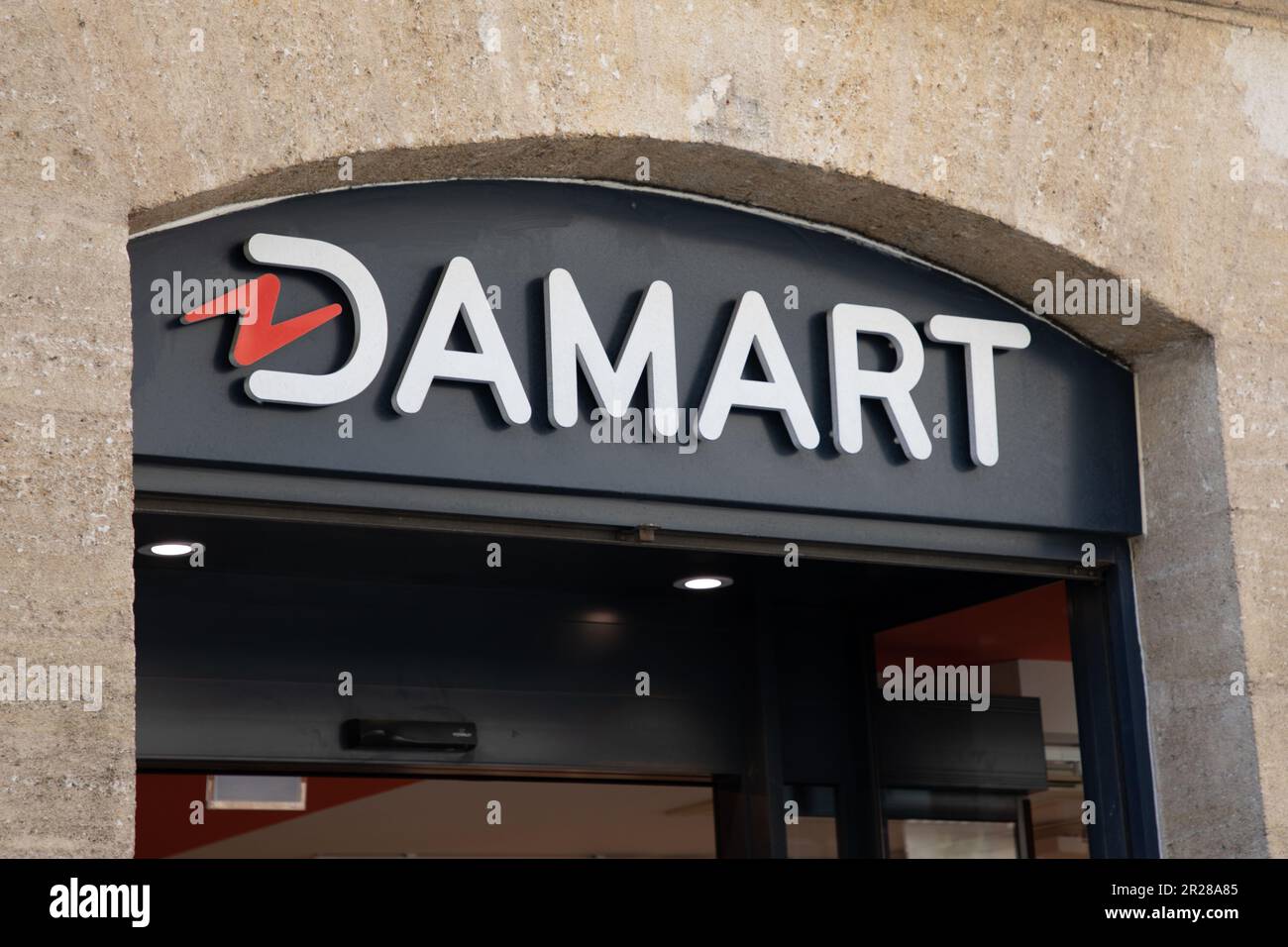 Bordeaux , Aquitaine France - 05 09 2023 : marque de logo damart et enseigne textuelle sur façade murale entrée boutique en ville Banque D'Images