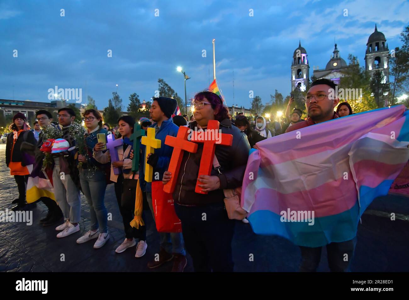 17 mai 2023 Toluca , Mexique : Des dizaines de membres de la communauté LGBTTTIQ+ ont défilé dans les rues du centre-ville pour commémorer la Journée internationale contre l'homophobie, la transphobie et la biphobie, où ils ont également protesté pour que le gouvernement de l'État criminalise le crime de transféminisme ainsi que la poursuite des enquêtes sur les meurtres commis contre la communauté. Sur 17 mai 2023 à Toluca, México. (Photo par Arturo Hernández / Eyepix Group) Banque D'Images