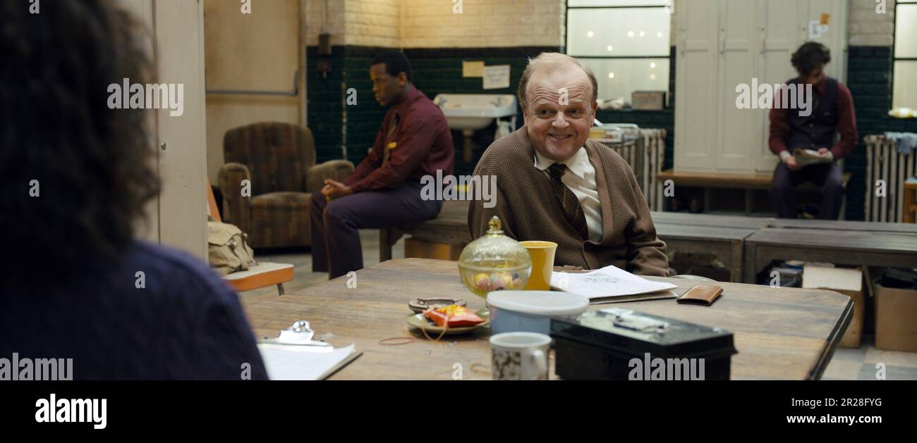 TOBY JONES dans EMPIRE OF LIGHT (2022), réalisé par SAM MENDES. Credit: Neal Street Productions / Searchlight Pictures / Album Banque D'Images