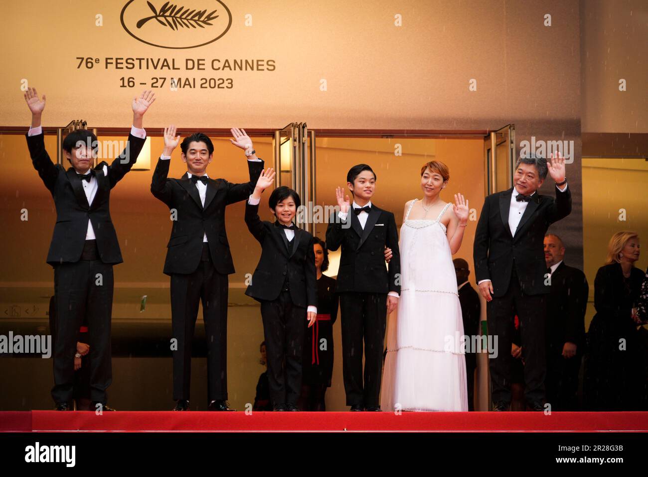 Cannes, France. 17th mai 2023. Yuji Sakamoto, Eita Nagayama, Hinata Hiiragi, Kurokawa Soya, Sakura Ando et Directeur Hirokazu Kore-eda assistent au tapis rouge 'Monster' lors du festival annuel du film de Cannes 76th au Palais des Festivals sur 17 mai 2023 à Cannes, France. (Photo de Daniele Cifala/NurPhoto) Credit: NurPhoto SRL/Alay Live News Banque D'Images Cannes, France. 17th mai 2023. Yuji Sakamoto, Eita Nagayama, Hinata Hiiragi, Kurokawa Soya, Sakura Ando et Directeur Hirokazu Kore-eda assistent au tapis rouge 'Monster' lors du festival annuel du film de Cannes 76th au Palais des Festivals sur 17 mai 2023 à Cannes, France. (Photo de Daniele Cifala/NurPhoto) Credit: NurPhoto SRL/Alay Live News Banque D'Images