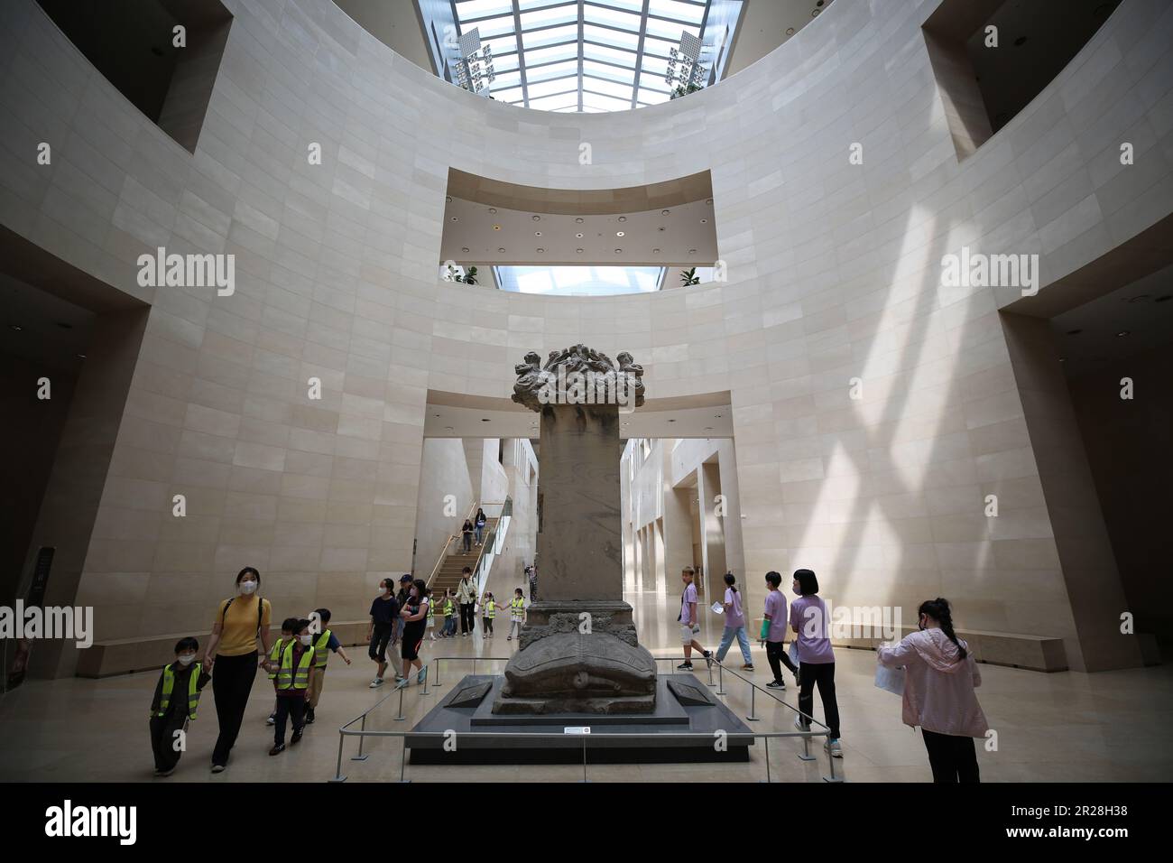 Séoul, Corée du Sud. 18th mai 2023. Les gens visitent le Musée national de Corée à Séoul, Corée du Sud, 18 mai 2023. Le Musée national de Corée abrite une vaste collection d'objets de l'époque ancienne à l'ère moderne, dans un large éventail de sujets, y compris l'art et la culture. Crédit : Wang Yiliang/Xinhua/Alay Live News Banque D'Images