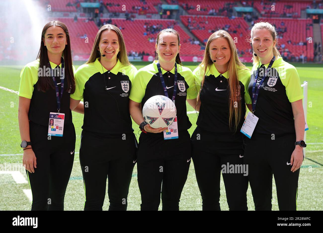 L-R Sophie Dennington Adjointe de réserve Referee Georgia ball Adjointe Referee Emily Heaslip, Adjointe Referee Chloe-Ann Small, Fourth Offi Banque D'Images