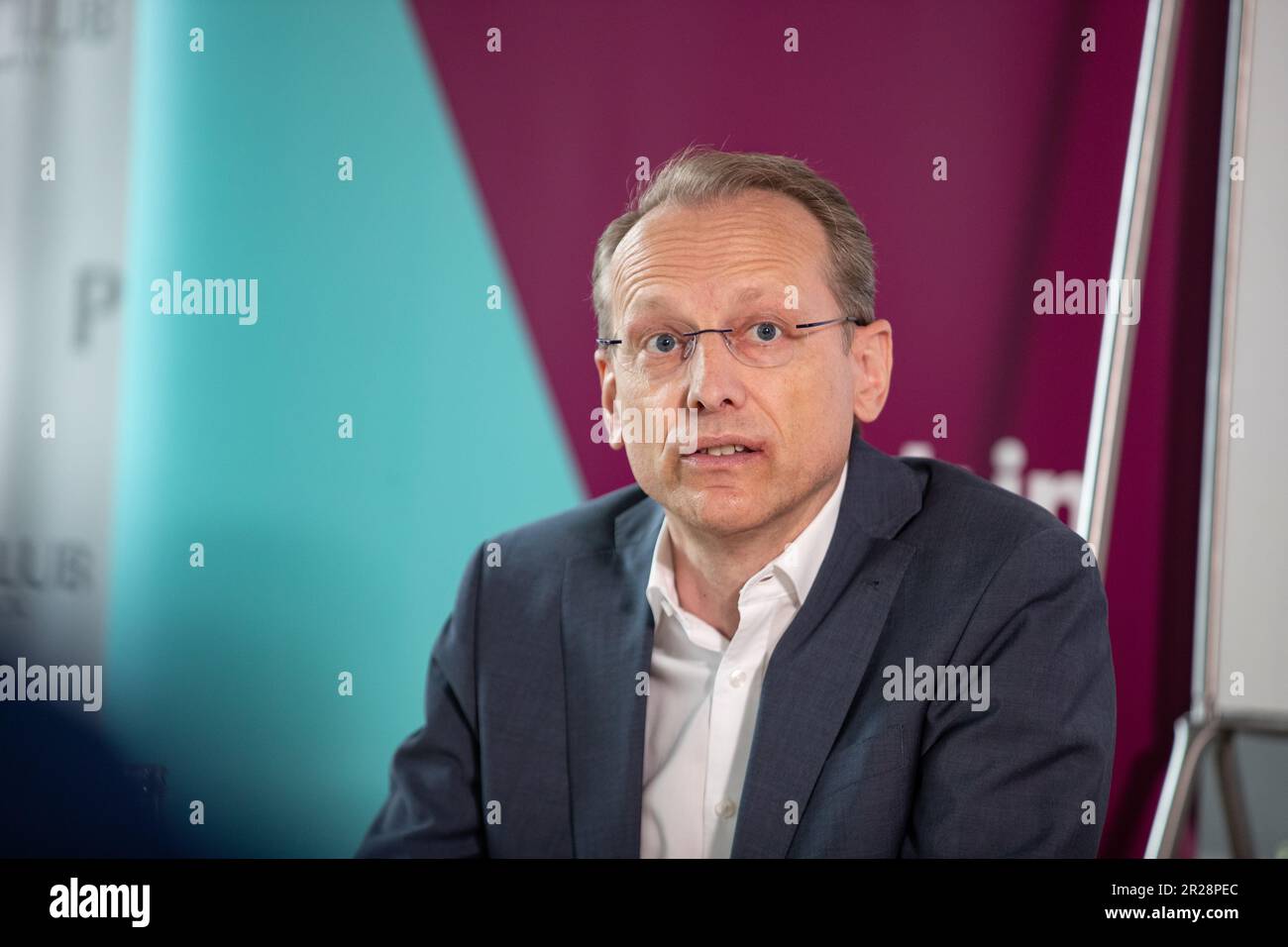 Munich, Allemagne. 15th mai 2023. Bernhard Stiedl, Président de la DGB Bavaria, lors de la présentation de l'enquête représentative de Civey sur l'acceptation de l'énergie éolienne en Bavière au nom de l'Initiative climat neutre Allemagne ( IKND ) sur 15 mai 2023 à Munich. (Photo par Alexander Pohl/Sipa USA) crédit: SIPA USA/Alay Live News Banque D'Images