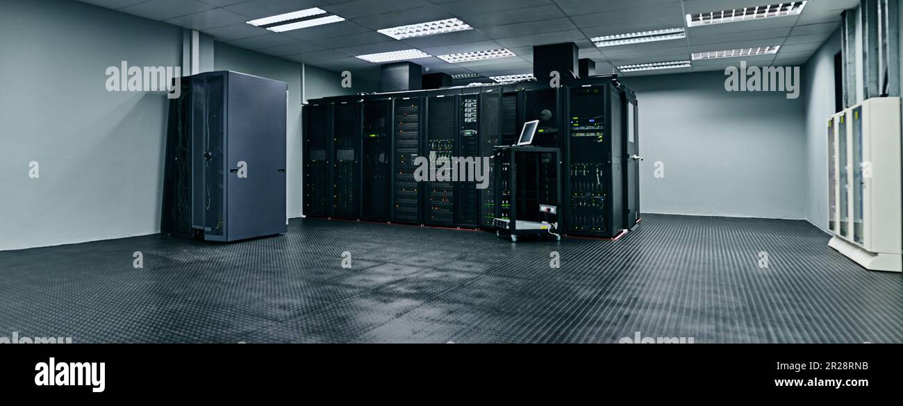 Salle des serveurs, vide ou centre de données pour connexion réseau informatique ou