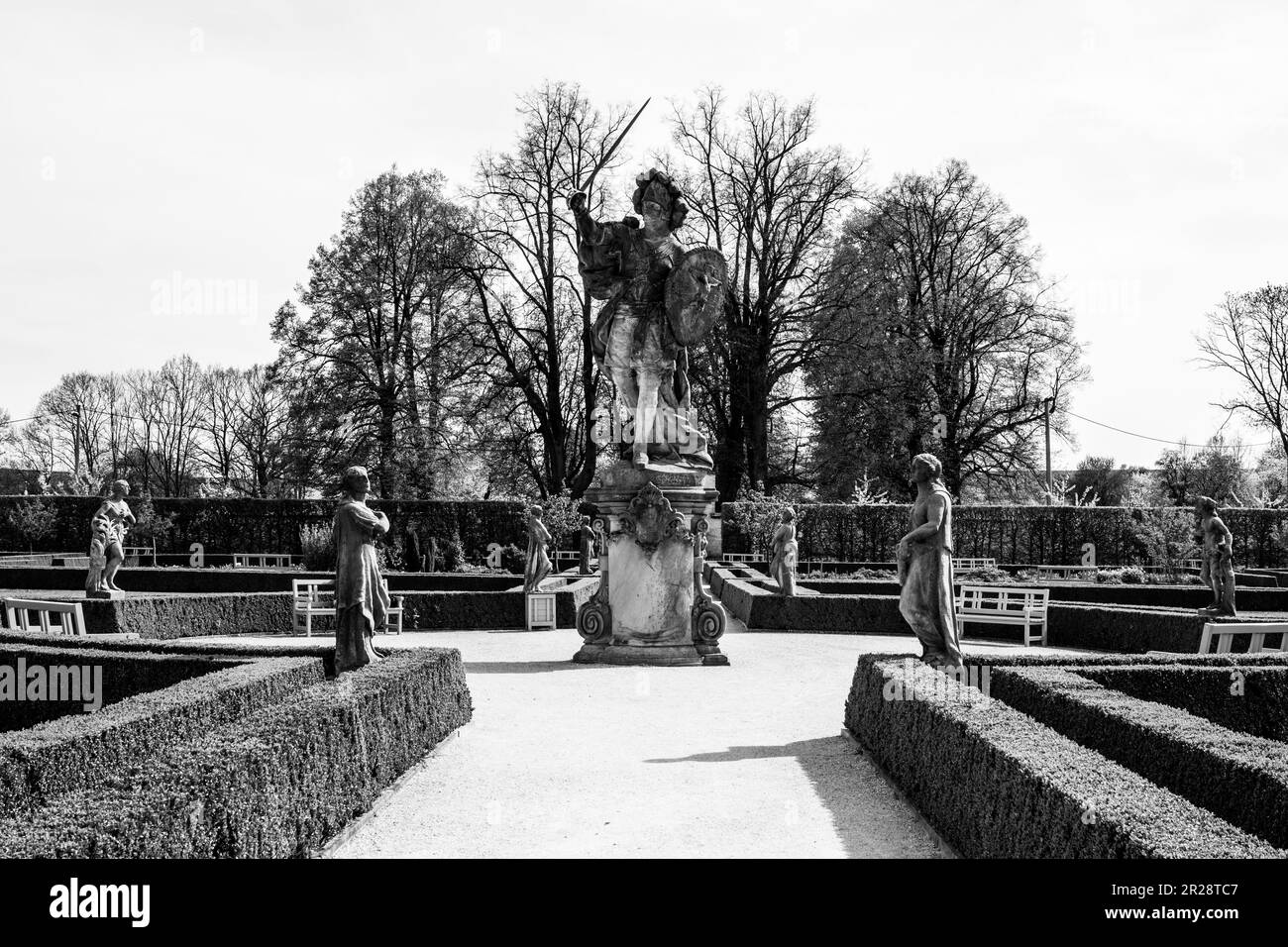 Statue du guerrier chrétien par Matthias Braun dans les jardins herbeux du complexe hospitalier baroque de Kuks le jour ensoleillé de l'été, République tchèque. Photographie en noir et blanc. Banque D'Images