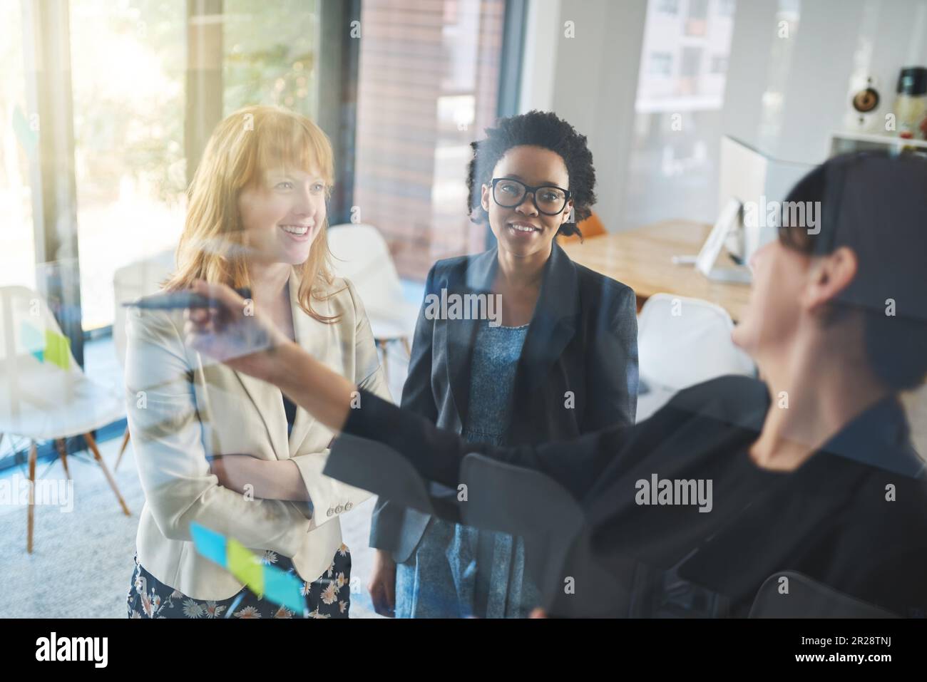 Les femmes heureuses, le travail d'équipe et les notes de remue ...