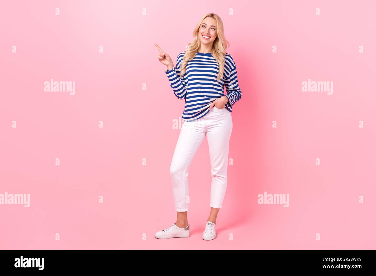 Photo pleine longueur de rêve femme brillante porter chemise rayée  regardant montrant doigt vide espace isolé couleur rose fond Photo Stock -  Alamy