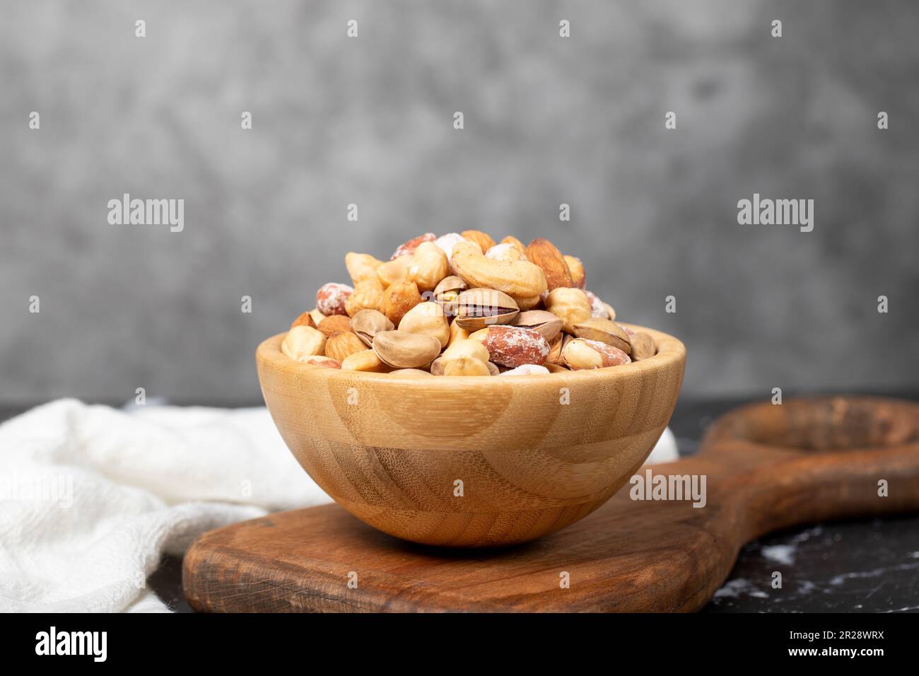 Noix mélangées. Noix spéciales mélangées dans un bol en bois. Noix, pistaches, arachides, noix de cajou, amandes. Superfood concept de la nourriture végétarienne. des collations saines Banque D'Images