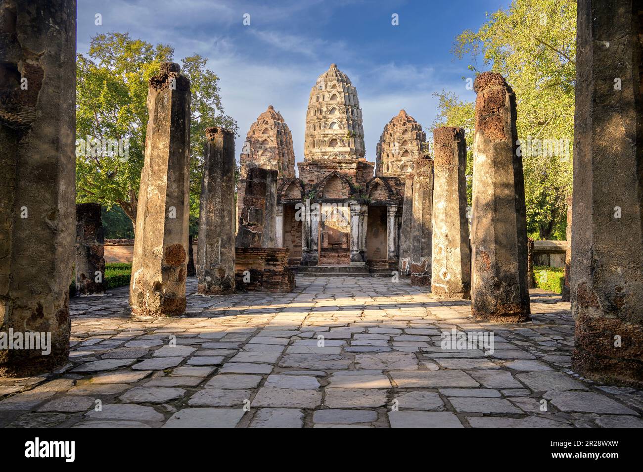 Wat si Sawai au Parc national historique de Sukhothai, Sukhothai, Thaïlande Banque D'Images