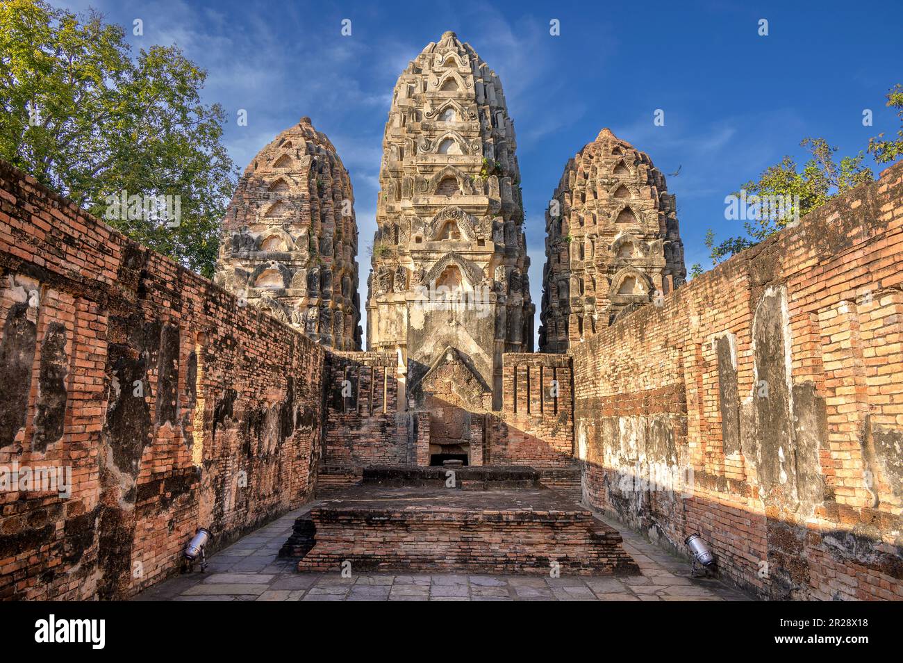 Wat si Sawai au Parc national historique de Sukhothai, Sukhothai, Thaïlande Banque D'Images