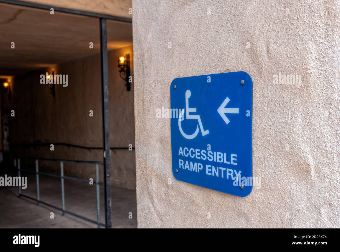 Rampe d'accès avec le panneau d'entrée de rampe accessible pour handicapés Banque D'Images