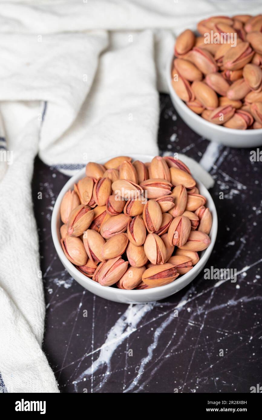 Pistache. Pistaches dans un bol en céramique. super-alimentation. Concept de cuisine végétarienne. des collations saines Banque D'Images