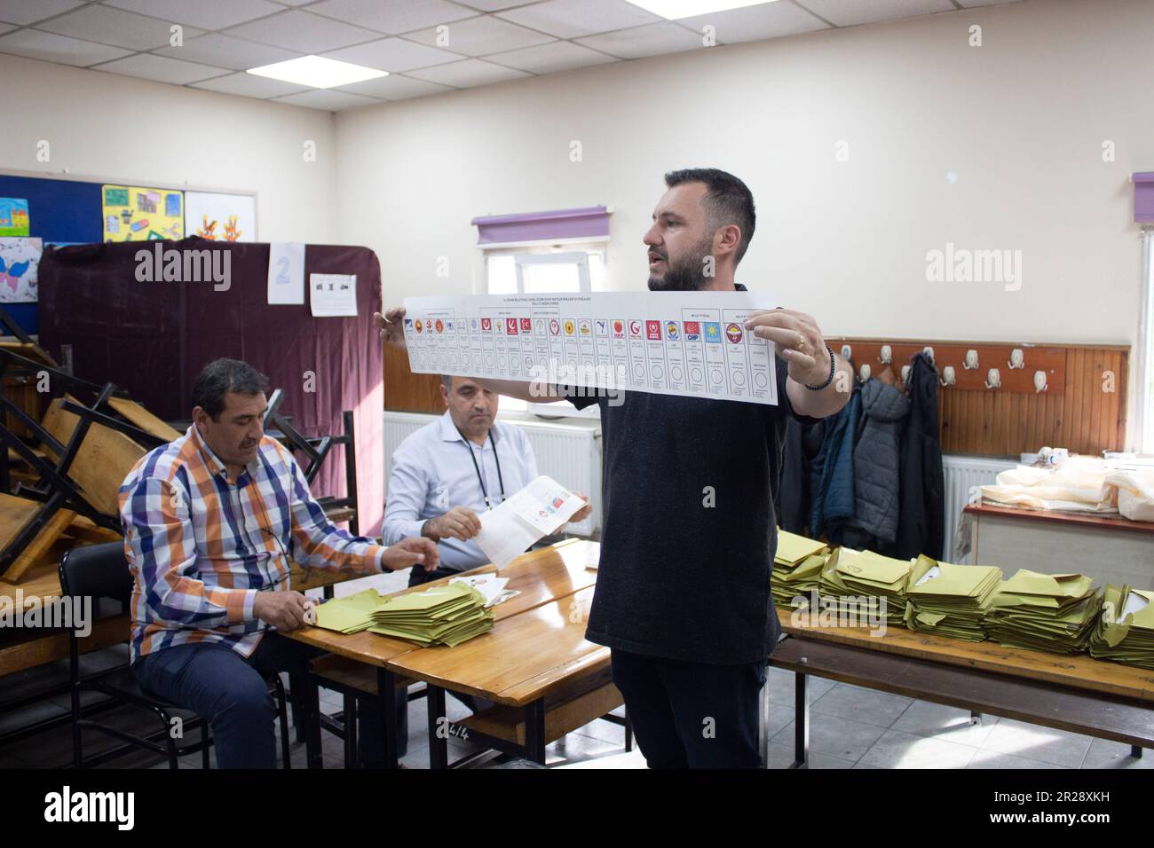 Bolu, Turquie. 14th mai 2023. Un fonctionnaire du scrutin affiche une feuille avec les résultats du dépouillement du scrutin au bureau de vote de CANIP Baysal HighSchool pendant l'élection générale de Turquie. (Credit image: © Yusuf Belek/SOPA Images via ZUMA Press Wire) USAGE ÉDITORIAL SEULEMENT! Non destiné À un usage commercial ! Banque D'Images