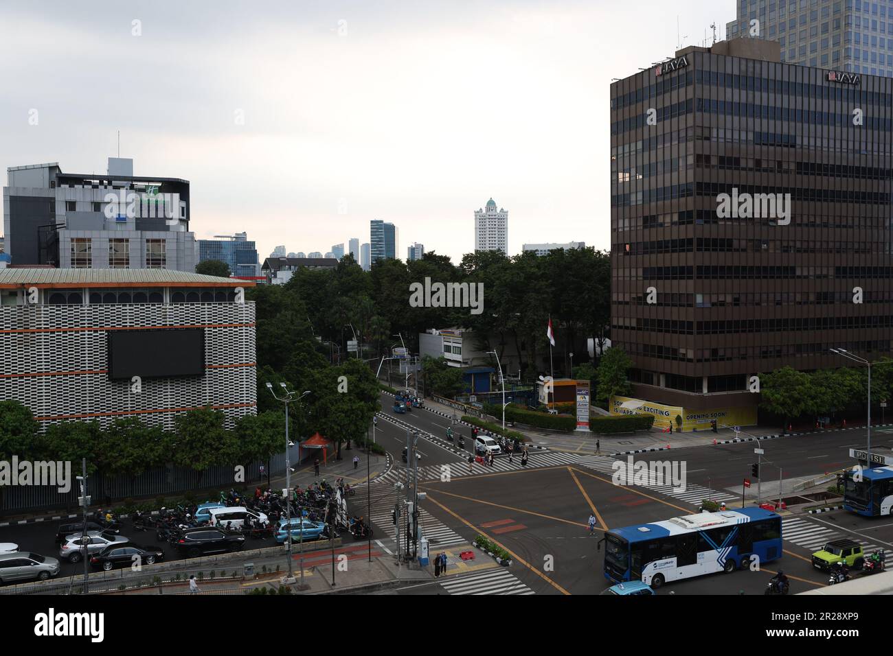 Vue de la rue Jakarta depuis le haut du magasin Sarinah (Gedung Sarinah Jakarta) à Jl. M.H. Thamrin, Menteng, Jakarta, Indonésie Banque D'Images