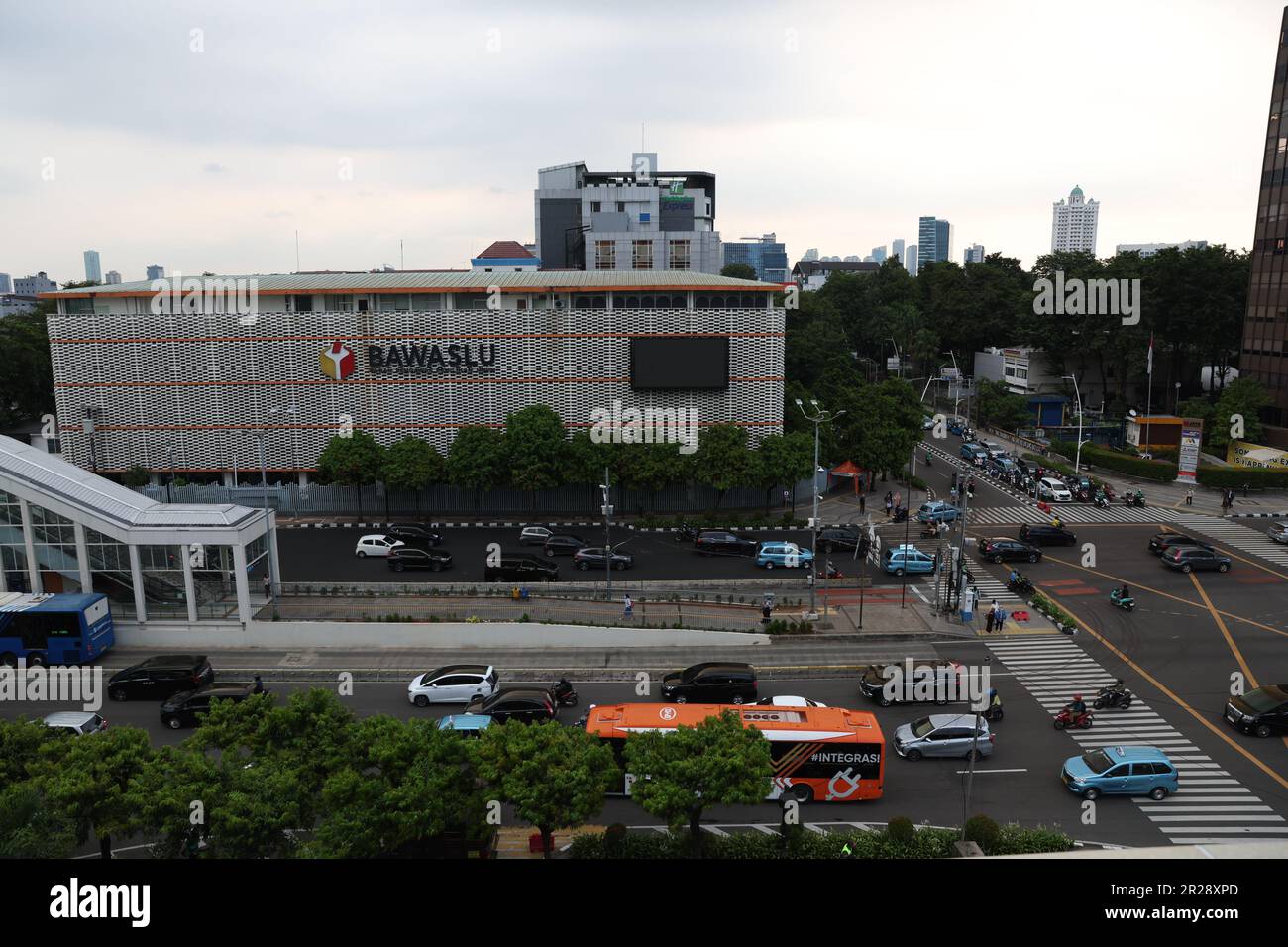 Vue du bâtiment Bawaslu RI depuis le haut du grand magasin Sarinah (Gedung Sarinah Jakarta) à Jl. M.H. Thamrin, Menteng, Jakarta, Indonésie Banque D'Images