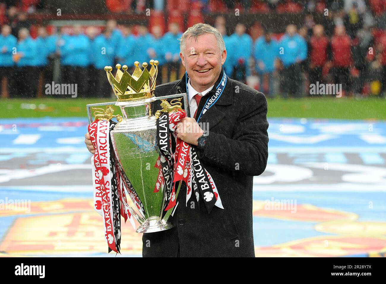 Photo du dossier en date du 12-05-2013 du directeur de Manchester United Sir Alex Ferguson célèbre le trophée de la Barclays Premier League. United a remporté la Premier League dans cinq des 10 dernières années de Ferguson, portant son total à 13 titres. Cela comprenait une série de trois personnes consécutives de 2006-07 à 2008-09, avant d'ajouter le titre de 2010-11 et de signer en 2012-13 avec un autre. Date de publication : jeudi 18 mai 2023. Banque D'Images