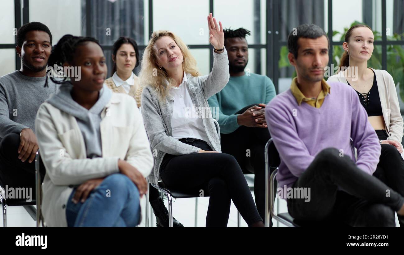 dirige une formation commerciale avec un groupe de jeunes. Banque D'Images